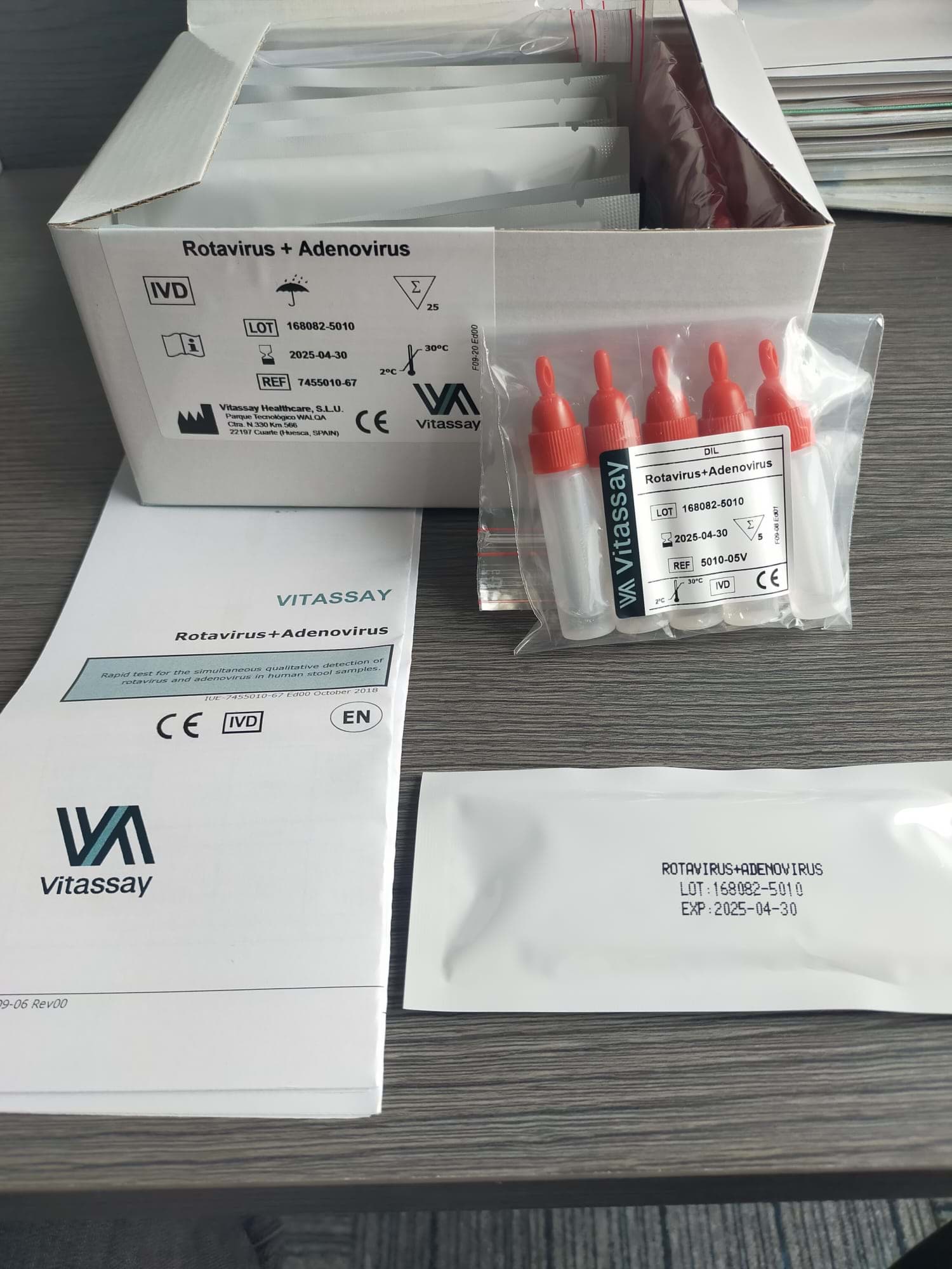 Picture of Rotavirus + Adenovirus double window card test